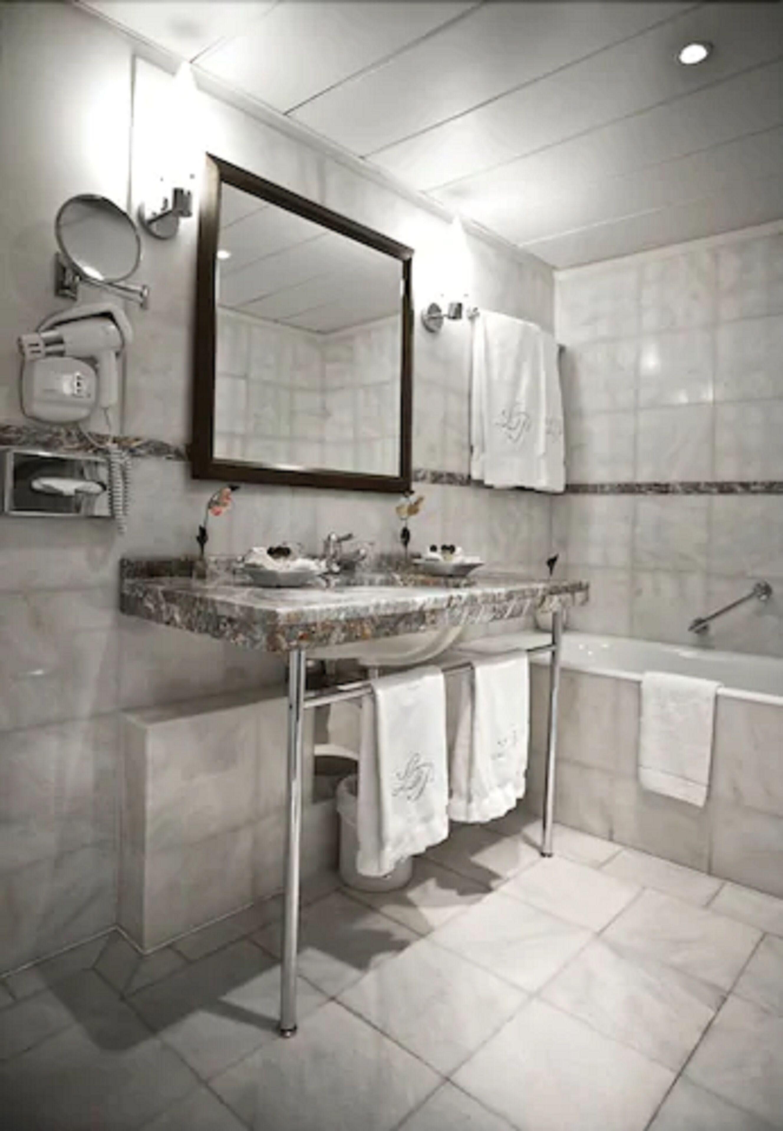 Le Pera 4* Parigi